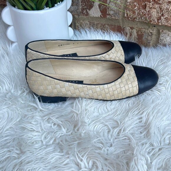 STUART WEITZMAN Women's Flat Tan & Black Shoes Size 8 - Picture 4 of 6